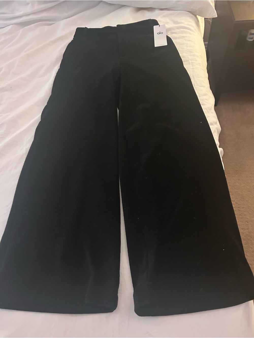 ALO black micro corduroy mid rise dreamer wide leg trouser NWT size
Small